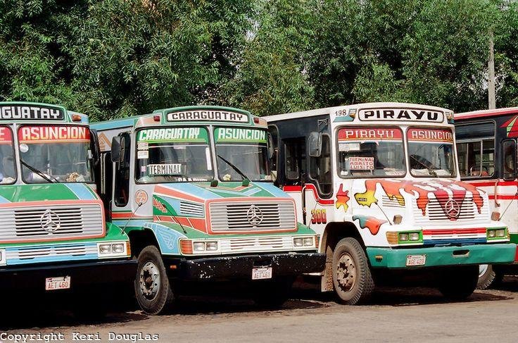 coloridos ônibus antigos de Assunção